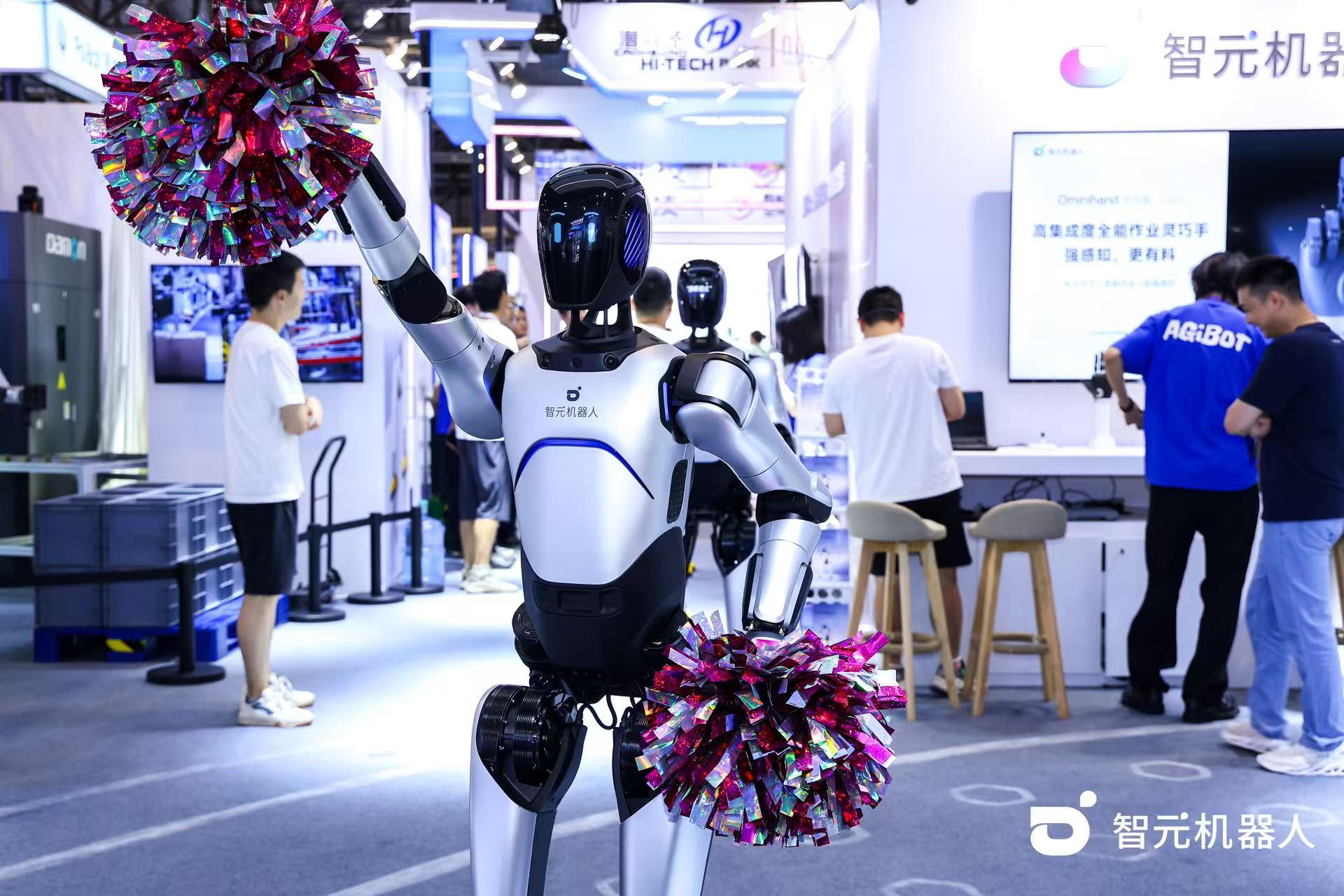 3044永利集团集团机器人 WAIC 首日展台火爆，机器人家族集体打工忙不停
